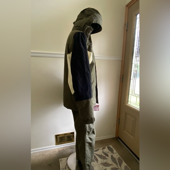 Snowboarding/Ski Suit (Jacket & Pants) - Picture 2 of 6